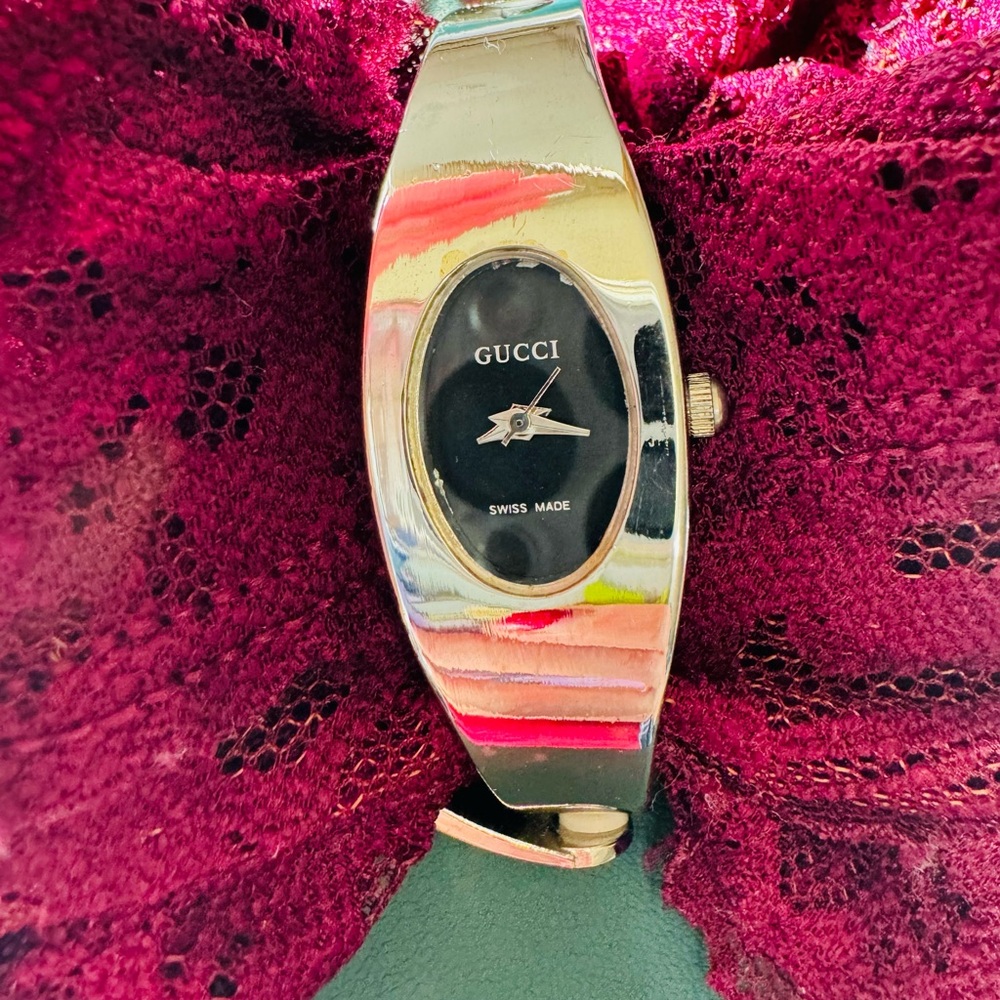 Gucci Women's Silver Watch with Black Dial
